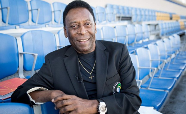 Pelé fue operado en la cintura y hace fisioterapia en EUA