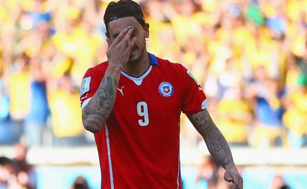 Futbolista chileno arremete contra jefe de prensa de Brasil