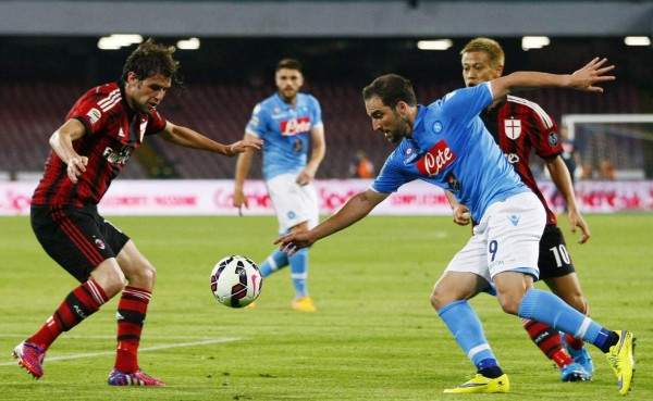 Napoli hunde al Milan y apura sus opciones de 'Champions'