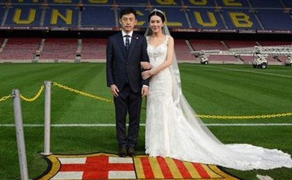 Pareja de chinos se comprometió y se casó en el Camp Nou