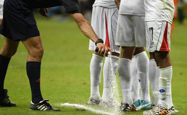 Árbitros de la Premier League utilizarán el spray del Mundial