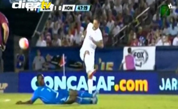 VIDEO: Durísima entrada de Maynor Figueroa a Dempsey