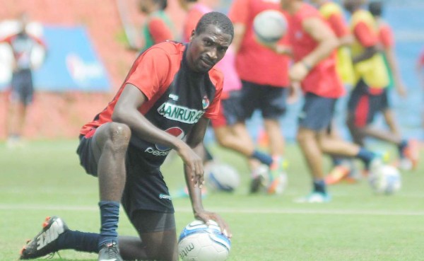 Hondureño Dennis López, convocado a la Selección de Guatemala