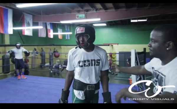 VIDEO: Boxeador profesional enseña a joven que el 'bullying' es malo