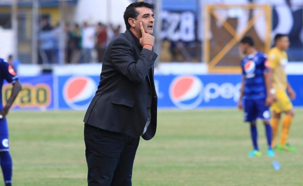 Diego Vázquez corrió a un periodista en plena conferencia de prensa