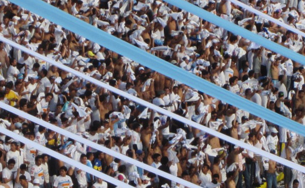Medidas de seguridad en barras se mantienen en el fútbol salvadoreño