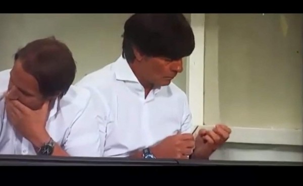 VIDEO: Joachim Löw se limó las uñas en pleno juego de Alemania