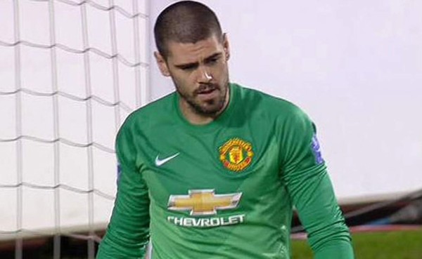 VIDEO: Víctor Valdés recibe primer gol con el Manchester United