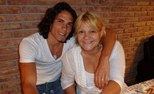 Madre de Cavani dice que el jugador seguirá en Chile tras detención de su padre