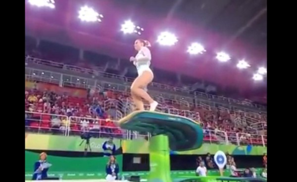 VIDEO: Ana Derek, protagonista del peor salto de la historia Olímpica