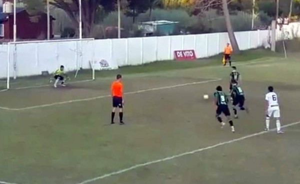 VIDEO: Hermanos imitan con éxito en Argentina el penal de Messi y Suárez