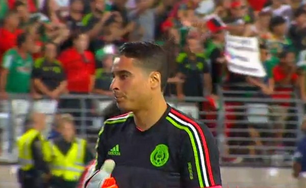 El mexicano Guillermo Ochoa estrenó look ante Guatemala