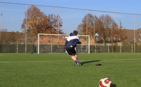 VIDEO: El gordito especialista en tiros libres que arrasa en Youtube