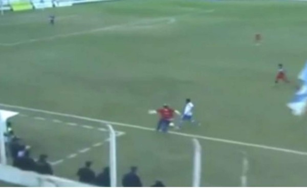 La patada de un entrenador a futbolista en pleno partido en Argentina