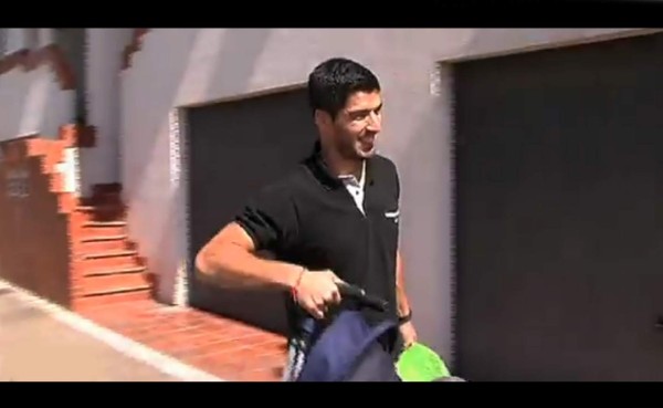 VIDEO: El despiste de Luis Suárez que lo deja fuera de casa de sus suegros