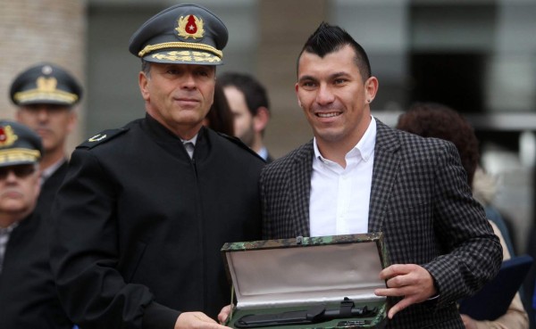 Ejército de Chile homenajea a Gary Medel