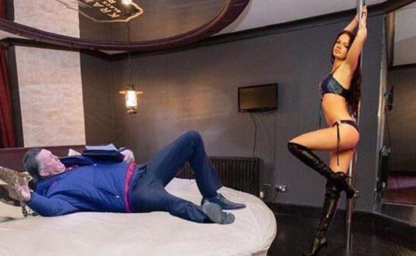 Louis Van Gaal es víctima de divertidos memes tras su simulación de falta en Inglaterra