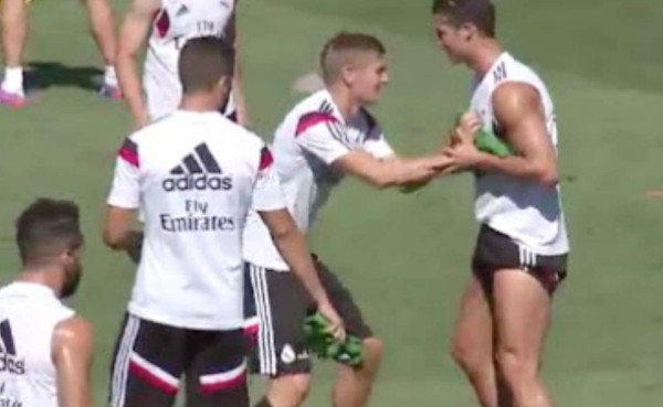VIDEO: Cristiano se enfada con Toni Kroos en un rondito