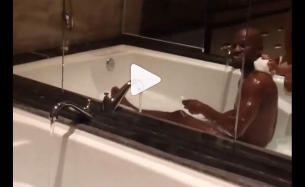 VIDEO: Floyd Mayweather es bañado por su sexy asistente