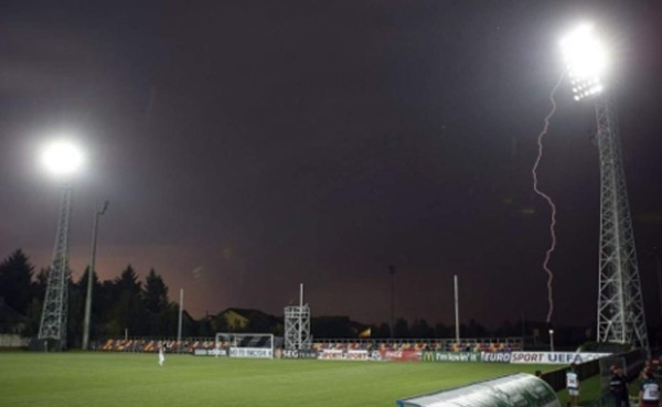 Rayo mata a una persona y hiere a 8 en partido de fútbol en Bolivia