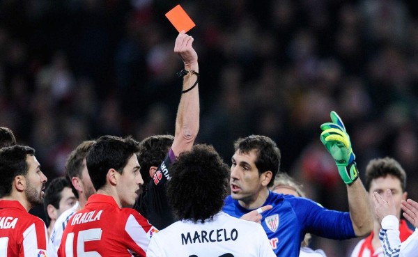 VIDEO: Las expulsiones más locas en el fútbol