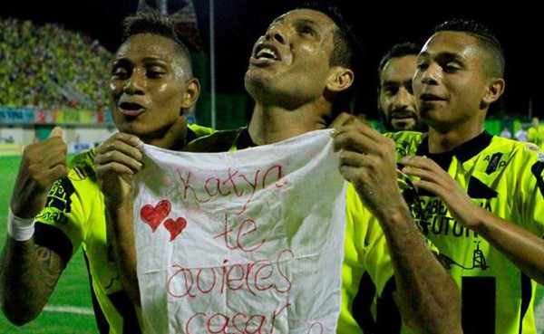 Celebra gol pidiéndole matrimonio a su pareja