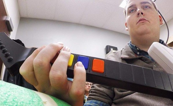 Videojuegos y un implante permite a joven tetrapléjico recuperar la movilidad