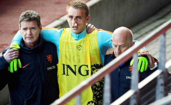 VIDEO: Huntelaar le rompe nariz a su compañero arquero en la selección Holanda
