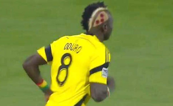 Futbolista ghanés y su estrambótico peinado al estilo pizza