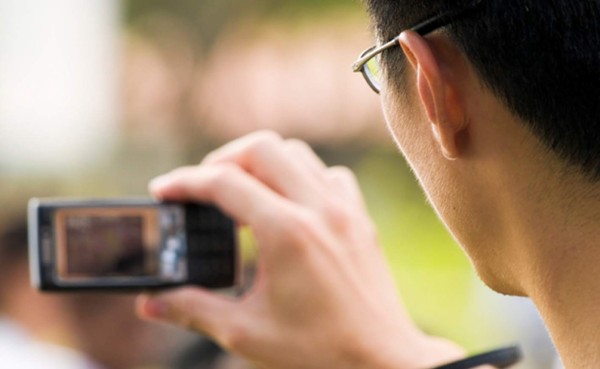 Joven perdió su celular, lo recupera pero con video de un desconocido en él