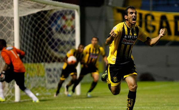 Con doblete de Nicolás Cardozo Real España se impuso en el clásico sampedrano