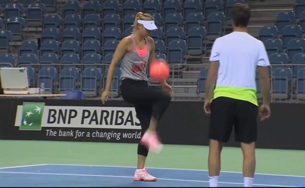 VIDEO: Sharapova demuestra sus habilidades con el balón de fútbol