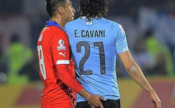 VIDEO: Dedazo de Jara a Cavani ya tiene canción
