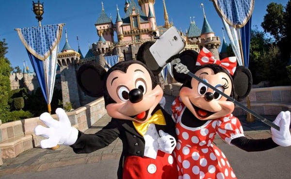 Walt Disney prohíbe los palos de 'selfie' en todos sus parques