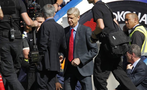 VIDEO: El frío y tenso saludo entre Mourinho y Arsene Wenger