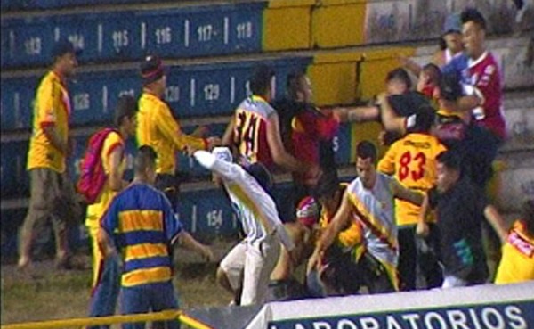 VIDEO: En Costa Rica el Cartaginés-Herediano fue suspendido por actos vandálicos