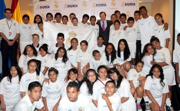 VIDEO: Emilio Butragueño visitó a niños de la Escuela 'Formando Campeones'