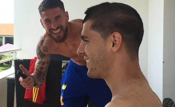 Video: Sergio Ramos se estrena como peluquero con Morata