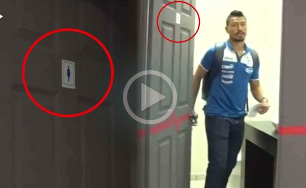 Video: Roger Espinoza se metió a un baño...¡de mujeres! en El Salvador