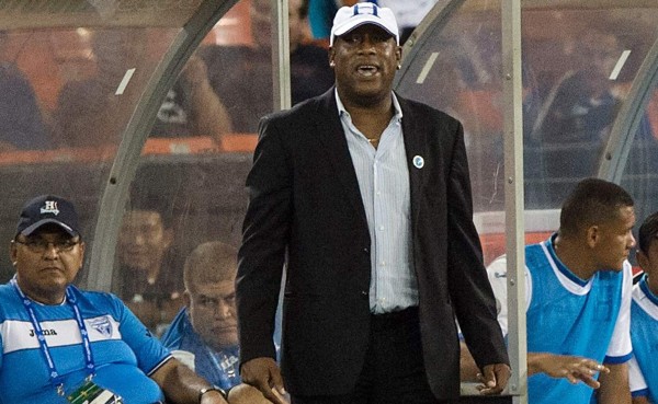 ¿Debe seguir Hernán Medfrod al frente de la Selección de Honduras?