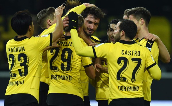 Borussia Dortmund remonta contra diez y sigue al acecho del Bayern