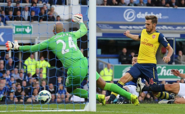 El Arsenal evitó la derrota sobre el cierre ante el Everton