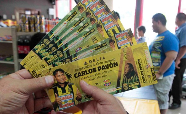 Comienzan a llevarse boletos para ver despedida de Carlos Pavón