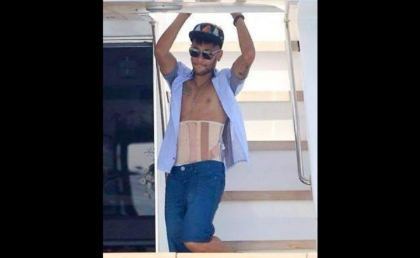 Neymar pasa sus vacaciones con una faja por su rehabilitación
