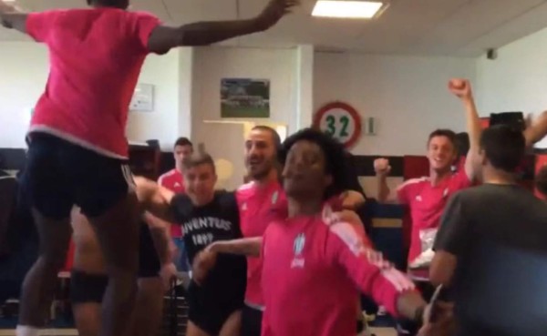VIDEO: La eufórica celebración del vestuario de la Juventus al proclamarse campeón de Italia