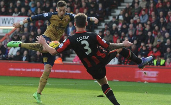 Arsenal derrotó al Bournemouth y mantiene pulso con el Leicester