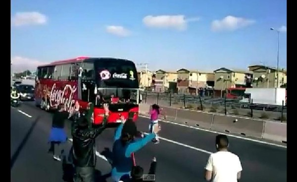 VIDEO: Autobús de Chile casi atropella a niña que se lanzó sobre él
