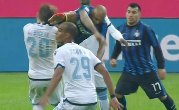 VIDEO: La salvaje patada de Felipe Melo a Lucas Biglia