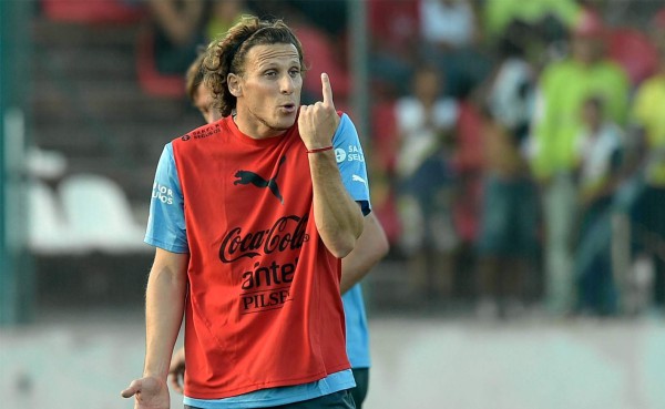 Diego Forlán no pudo entrenar por un malestar estomacal