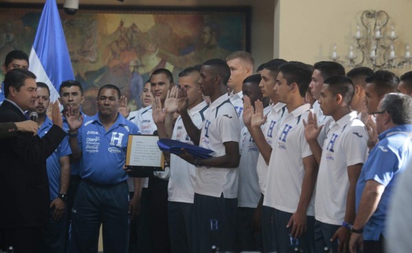 Sub-17 de Honduras es juramentada por el Presidente Juan Orlando Hernández